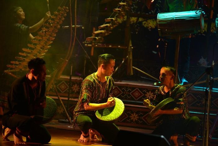 Bên cạnh đó, tác phẩm còn mở ra không gian văn hóa của lễ hội truyền thống, nơi âm nhạc gắn bó với sinh hoạt cộng đồng, trở thành tiếng gọi của núi rừng và lời mời gọi người nghe khám phá những giá trị văn hóa Tây Nguyên