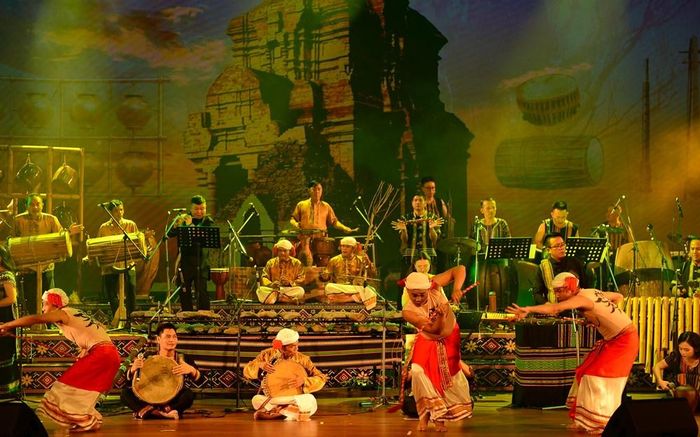Tiết mục hòa tấu “Đất thiêng” được diễn tấu trên cơ sở các làn điệu dân ca, khí nhạc và bộ gõ truyền thống của đồng bào Chăm. Tác phẩm khắc họa vẻ đẹp mộc mạc nhưng giàu sức sống của vùng đất và con người bản địa