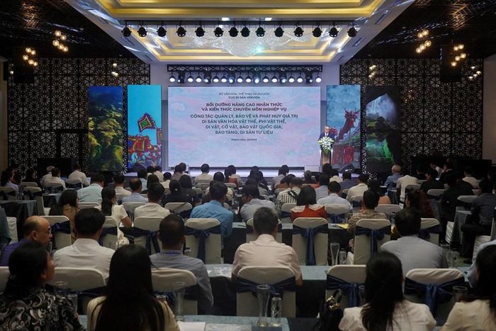 Các đại biểu tham dự Chương trình bồi dưỡng nâng cao nhận thức, kiến thức chuyên môn nghiệp vụ về công tác quản lý, bảo vệ và phát huy giá trị di sản văn hóa năm 2026