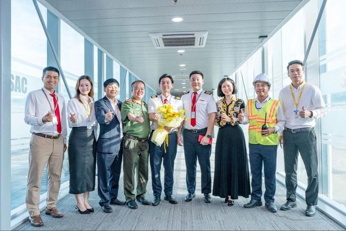 Lãnh đạo Cảng hàng không quốc tế Phú Quốc tặng hoa chúc mừng các thành viên tổ bay