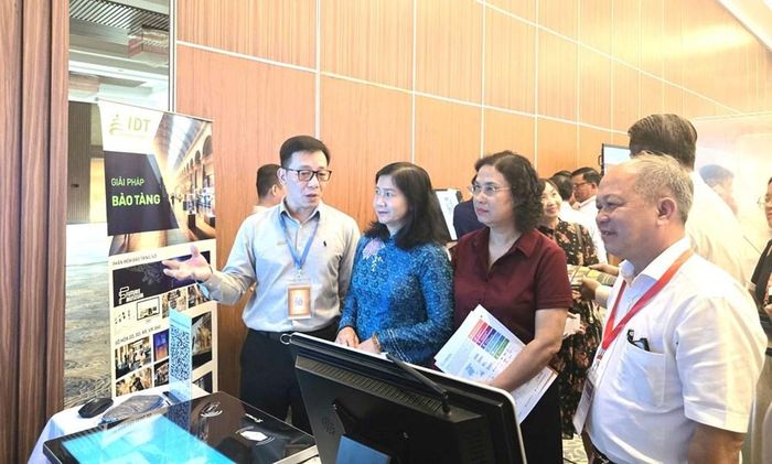 Các đại biểu tham quan gian trưng bày, giới thiệu về công nghệ số lĩnh vực thư viện