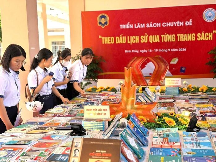 Các bạn trẻ ở TP. Cần Thơ tham dự buổi Triển lãm sách chuyên đề "Theo dấu lịch sử qua từng trang sách", được tổ chức tại phường Bình Thủy vào tháng 9.2026