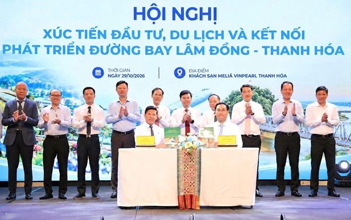 Đại diện các hiệp hội, doanh nghiệp ký kết biên bản ghi nhớ hợp tác, hướng tới triển khai các chương trình đầu tư và du lịch cụ thể