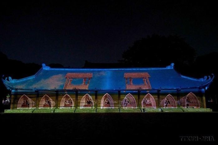 Điểm nhấn của Tour đêm Văn Miếu là phần trình chiếu 3D Mapping về những câu chuyện liên quan đến trường đại học lâu đời nhất của Việt Nam. Ảnh: Khánh Hoà - TTXVN