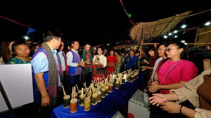 Nét văn hóa ẩm thực của đồng bào các dân tộc thiểu số đóng vai trò lớn trong việc thu hút khách du lịch tham gia trải nghiệm. Ảnh: Nhật Bình – TTXVN