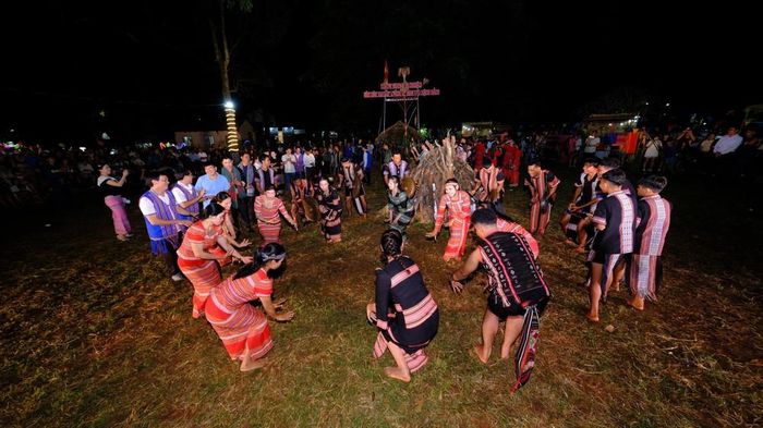 Các hoạt động văn hóa, truyền thống và sinh hoạt cộng đồng của đồng bào các dân tộc thiểu số đóng vai trò lớn trong việc thu hút khách du lịch trong và ngoài nước. Ảnh: Nhật Bình – TTXVN