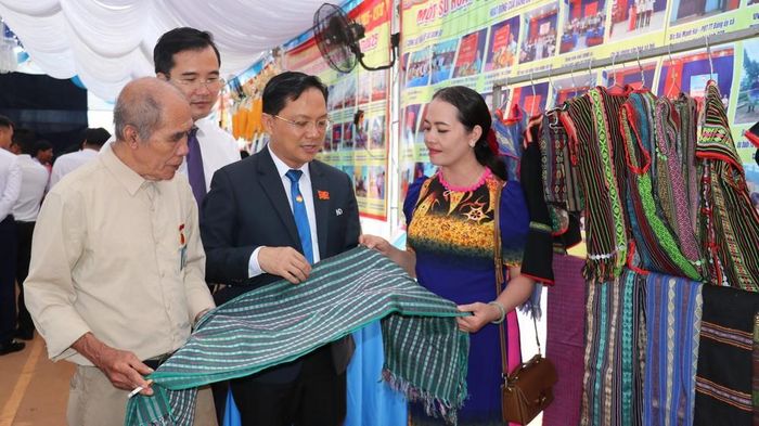 Nghề dệt thổ cẩm của đồng bào các dân tộc thiểu số đóng vai trò quan trọng trong việc bảo tồn bản sắc văn hóa và tạo ra động lực kinh tế mới. Ảnh: Nhật Bình – TTXVN