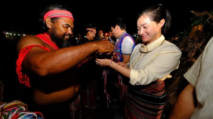 Người có uy tín trong cộng đồng trao vòng bình an cho đại biểu và du khách đến tham dự Lễ cầu an tại Tuần lễ “Phú Riềng Đỏ” (xã Thuận Lợi, thành phố Đồng Nai). Ảnh: Nhật Bình – TTXVN