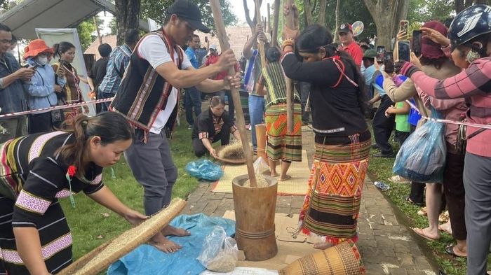 Các hoạt động văn hóa, truyền thống và sinh hoạt cộng đồng của đồng bào các dân tộc thiểu số đóng vai trò lớn trong việc thu hút khách du lịch trong và ngoài nước. Ảnh: Nhật Bình – TTXVN