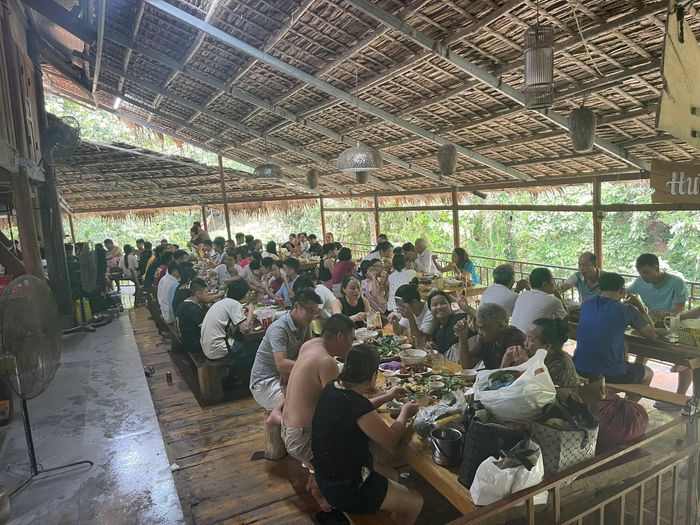 Thác Hiêu nhìn từ nhà anh Huế xuống. Trong ảnh: Anh Huế đứng giữa dòng nước của thác Hiêu trả lời phỏng vấn phóng viên Thể thao và Văn hóa. Ảnh: Huy Thông