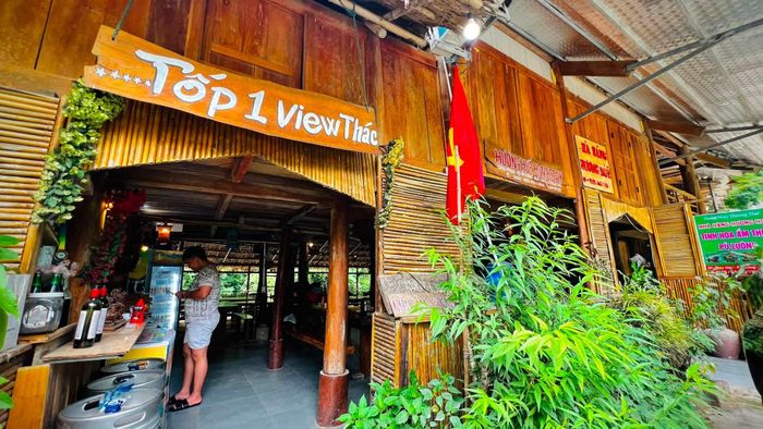Homestay của anh Huế bên dòng thác Hiêu