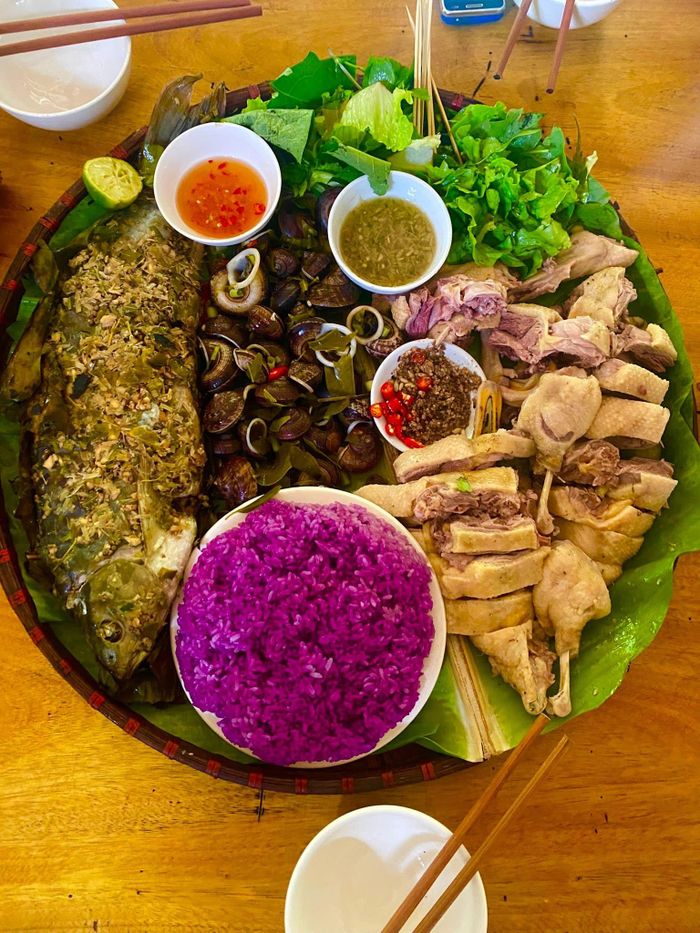 Thưởng thức những đặc sản địa phương ngay bên dòng thác Hiêu là một trải nghiệm ẩm thực núi rừng hấp dẫn với nhiều món ăn mang đậm hương vị đồng bào dân tộc Thái