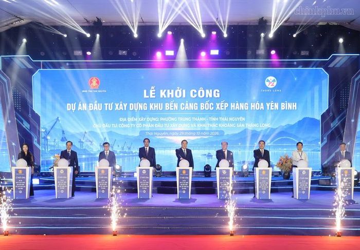 Các đại biểu thực hiện nghi thức khởi công cảng Yên Bình (Thái Nguyên) - Ảnh: chinhphu.vn/Phương Nguyên