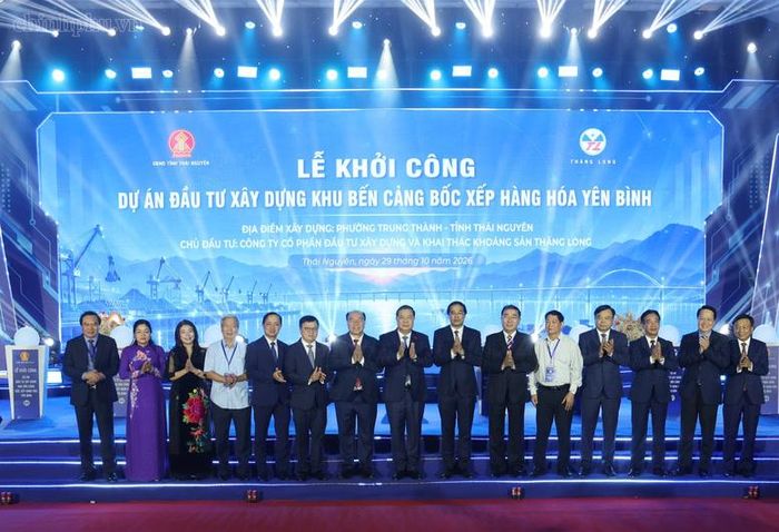 Phó Thủ tướng Thường trực Chính phủ Phạm Gia Túc cùng các đại biểu tại lễ khởi công - Ảnh: chinhphu.vn/Phương Nguyên