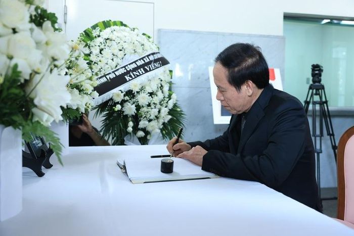 Phó Thủ tướng Lê Tiến Châu ghi sổ tang tưởng niệm cố Thủ tướng Nhật Bản Fukuda Yasuo - Ảnh: chinhphu.vn/Thu Sa