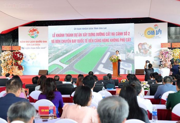 Phó Thủ tướng Hồ Quốc Dũng nhấn mạnh, Cảng hàng không Phù Cát giữ vị trí quan trọng trong kết nối vùng duyên hải Nam Trung Bộ và Tây Nguyên - Ảnh: chinhphu.vn/Gia Huy