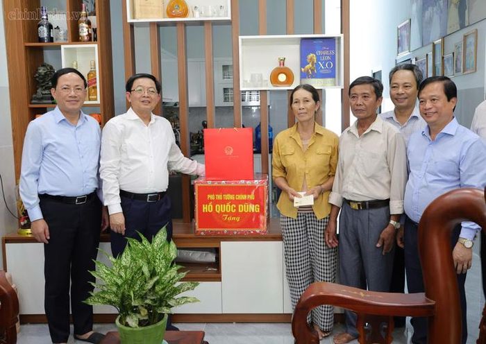 Phó Thủ tướng thăm, tặng quà cho các hộ gia đình chính sách đã và đang xây dựng nhà tại khu tái định cư - Ảnh: chinhphu.vn/Gia Huy