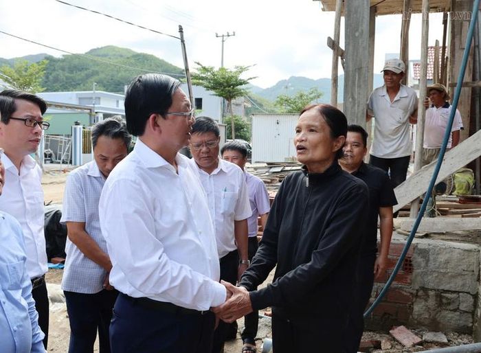 Phó Thủ tướng Hồ Quốc Dũng đến thăm, động viên và tặng quà người dân tại khu tái định cư Núi Cấm - Ảnh: chinhphu.vn/Gia Huy