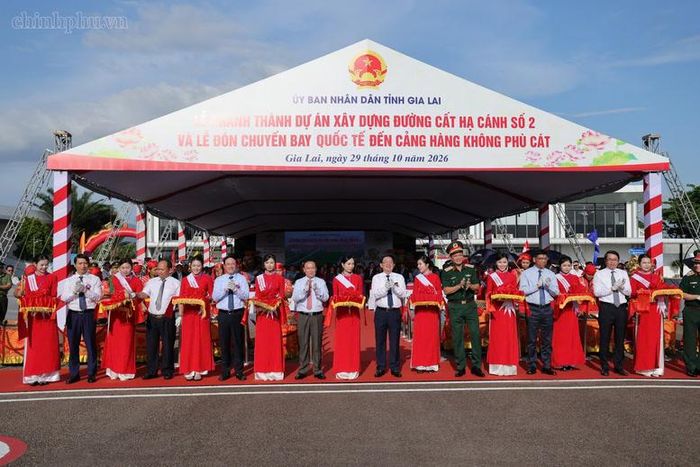 Phó Thủ tướng Hồ Quốc Dũng và các đại biểu thực hiện nghi thức khánh thành Dự án xây dựng đường cất hạ cánh số 2 - Ảnh: chinhphu.vn/Gia Huy