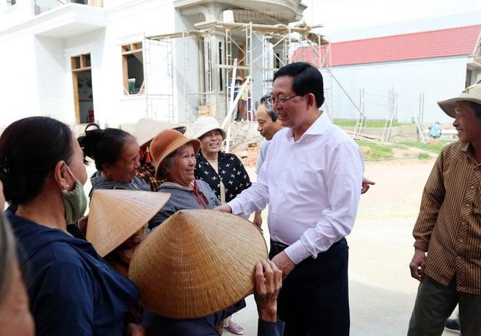 Phó Thủ tướng thăm hỏi đời sống, điều kiện sinh hoạt của các hộ dân - Ảnh: chinhphu.vn/Gia Huy