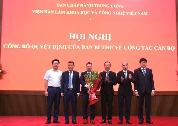 Lãnh đạo Viện Hàn lâm chúc mừng GS.TS Trần Đại Lâm
