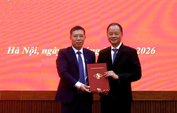 GS.VS Trần Hồng Thái, Chủ tịch Viện Hàn lâm Khoa học và Công nghệ Việt Nam trao quyết định bổ nhiệm cho GS.TS Trần Đại Lâm