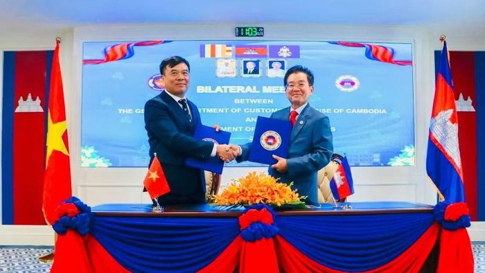 Cục trưởng Hải quan Nguyễn Văn Thọ (bên trái) ký kết hợp tác với lãnh đạo Hải quan Campuchia. (Ảnh: CHQ)