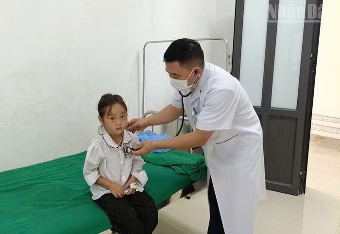 Bác sĩ Bệnh viện Trung tâm Y tế Nậm Pồ thăm khám, điều trị cho trẻ. (Ảnh: LÊ LAN)