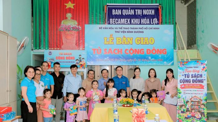 Lễ bàn giao tủ sách cộng đồng tại phường Bình Dương. (Ảnh: Sở Văn hóa và Thể thao Thành phố Hồ Chí Minh cung cấp)