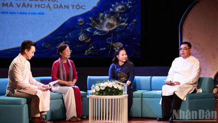 Các diễn giả trong tọa đàm chương trình số 2 "Nghệ thuật cải lương, ký ức lịch sử và mã văn hóa dân tộc" tại Nhà hát cải lương Trần Hữu Trang. (Ảnh: LINH BẢO)