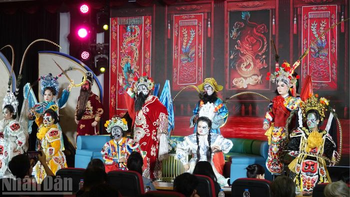 Giới thiệu nghệ thuật Hát bội trong chương trình Lý luận, phê bình văn học, nghệ thuật số 1. (Ảnh: LINH BẢO)