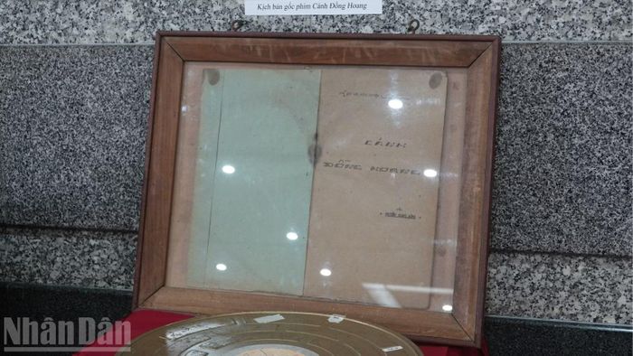 Trưng bày kịch bản gốc phim "Cánh đồng hoang" trong chương trình Lý luận, phê bình văn học, nghệ thuật số 3. (Ảnh: LINH BẢO)