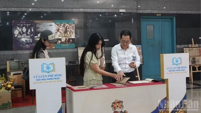 Khán giả tham quan không gian triển lãm điện ảnh thành phố trong chương trình Lý luận, phê bình văn học, nghệ thuật số 3. (Ảnh: LINH BẢO)