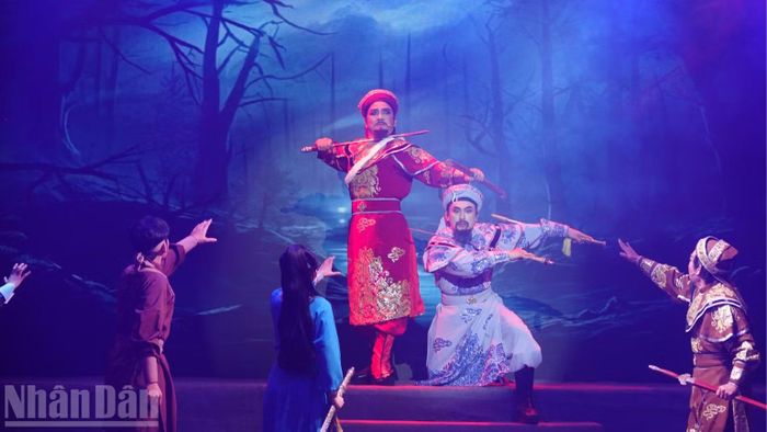 Biểu diễn trích đoạn vở cải lương Khúc tráng ca thành Gia Định trong chương trình số 2. (Ảnh: LINH BẢO)