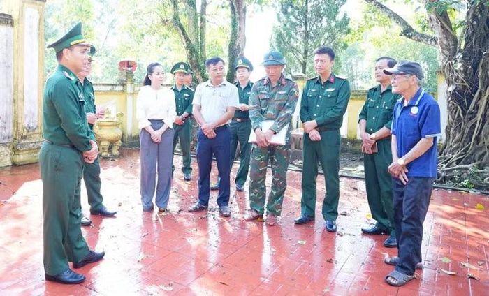 Lực lượng chức năng khảo sát phối hợp người dân xã Hiếu Giang tại vị trí nghi có 16 hài cốt liệt sĩ. ( Ảnh: LÂM QUANG HUY)