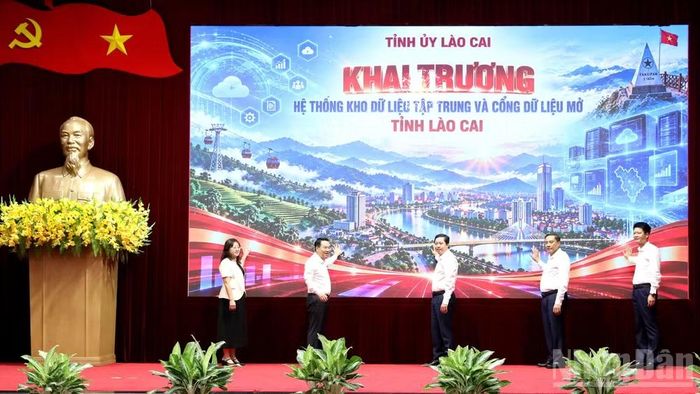 Các đồng chí lãnh đạo tỉnh Lào Cai thực hiện nghi thức khai trương kho dữ liệu dùng chung và cổng dữ liệu mở tỉnh. (Ảnh: Cổng thông tin điện tử tỉnh Lào Cai)