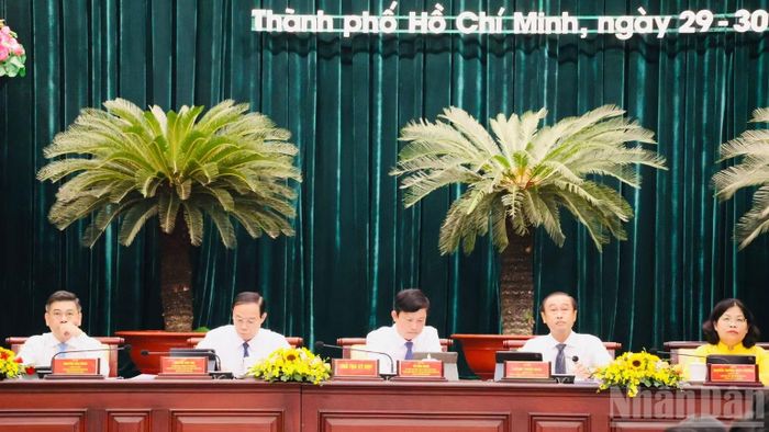 Các đồng chí chủ trì kỳ họp. (Ảnh: VƯƠNG LÊ)