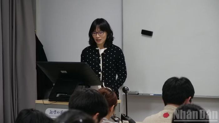 Bà Thiệu Chu Soái, Giám đốc Trung tâm Nghiên cứu Việt Nam thuộc Đại học Ngoại ngữ Bắc Kinh. (Ảnh: VI SA)