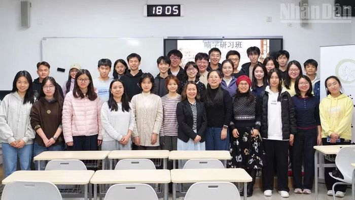 Lớp học thu hút đông đảo sinh viên chuyên ngành tiếng Việt, giảng viên tiếng Việt cũng như cán bộ Thư viện Quốc gia Trung Quốc. (Ảnh: VI SA)