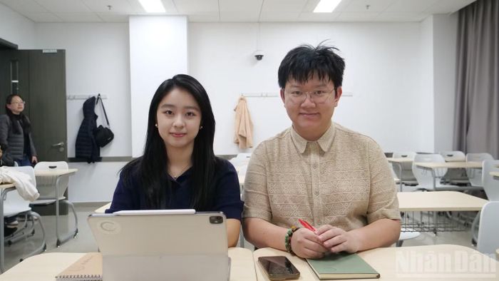 Cao Tiểu Nhã và Lữ Hiên Lâm, sinh viên năm thứ ba chuyên ngành tiếng Việt tại Đại học Ngoại ngữ Bắc Kinh. (Ảnh: VI SA)