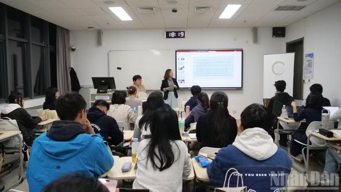 Tiến sĩ Mai Thu Quỳnh giới thiệu khái quát về chữ Nôm với sinh viên Trung Quốc. (Ảnh: VI SA)