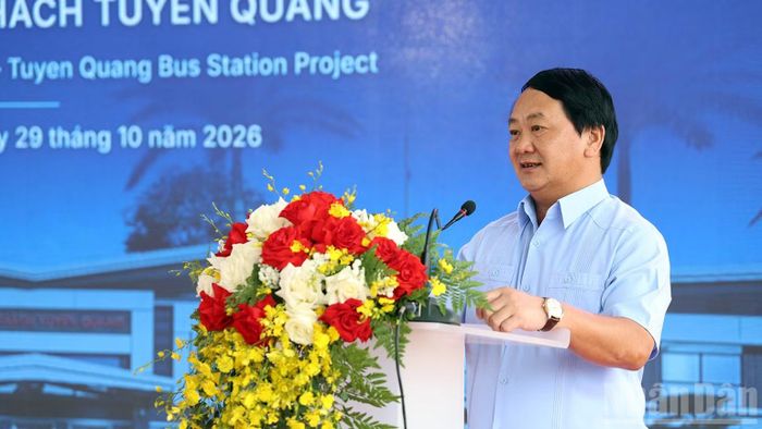 Đồng chí Hầu A Lềnh, Ủy viên Trung ương Đảng, Bí thư Tỉnh ủy Tuyên Quang phát biểu tại lễ khởi công. (Ảnh: ĐỨC THẮNG)