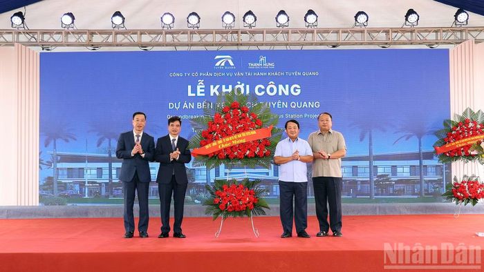 Lãnh đạo tỉnh Tuyên Quang tặng hoa chúc mừng chủ đầu tư dự án. (Ảnh: ĐỨC THẮNG)