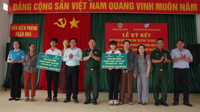 Đại diện các đơn vị trao hỗ trợ 2 học sinh có hoàn cảnh đặc biệt khó khăn. (Ảnh: NGUYỄN LÂN)