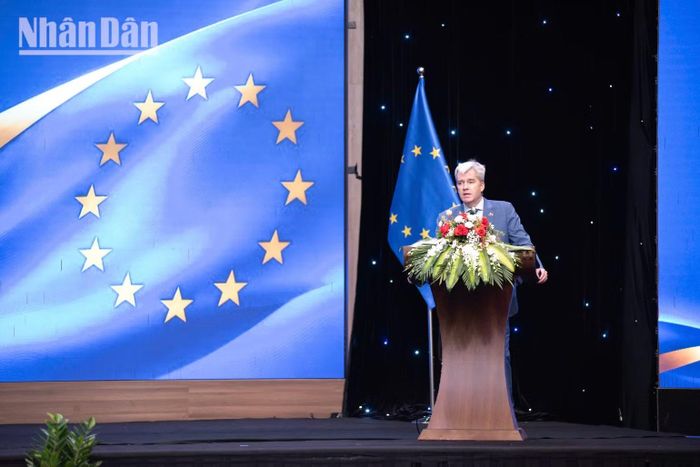 Ông Gonzalo Serrano de la Rosa, Phó Trưởng ban Hợp tác thuộc Phái đoàn Liên minh châu Âu tại Việt Nam, phát biểu tại lễ khai mạc. (Ảnh: MINH DUY)
