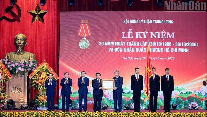 Tổng Bí thư, Chủ tịch nước Tô Lâm trao Huân chương Hồ Chí Minh tặng Hội đồng Lý luận Trung ương. (Ảnh: ĐĂNG KHOA)