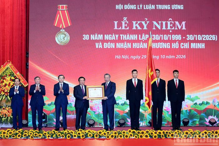 Tổng Bí thư, Chủ tịch nước Tô Lâm trao Huân chương Hồ Chí Minh tặng Hội đồng Lý luận Trung ương.