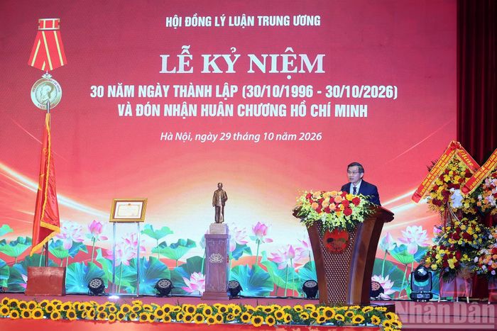 Đồng chí Đoàn Minh Huấn, Ủy viên Bộ Chính trị, Giám đốc Học viện Chính trị quốc gia Hồ Chí Minh, Phó Chủ tịch Thường trực Hội đồng Lý luận Trung ương phát biểu tại lễ kỷ niệm.