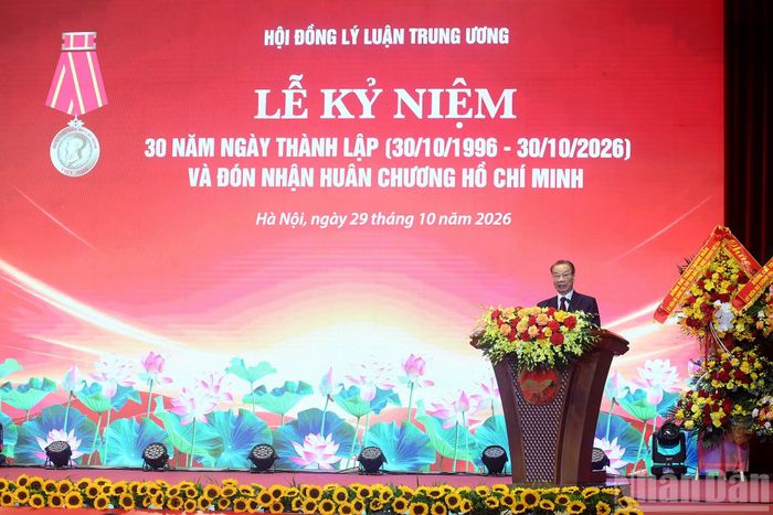 Giáo sư, Tiến sĩ Phùng Hữu Phú, nguyên Ủy viên Trung ương Đảng, nguyên Phó Chủ tịch Thường trực Hội đồng Lý luận Trung ương phát biểu tại lễ kỷ niệm.