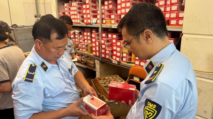 Lực lượng quản lý thị trường kiểm tra một kho hàng vi phạm kinh doanh qua thương mại điện tử. (Ảnh: BCT)